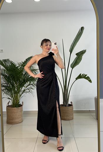  Tek Omuz Gül Broşlu Siyah Saten Elbise