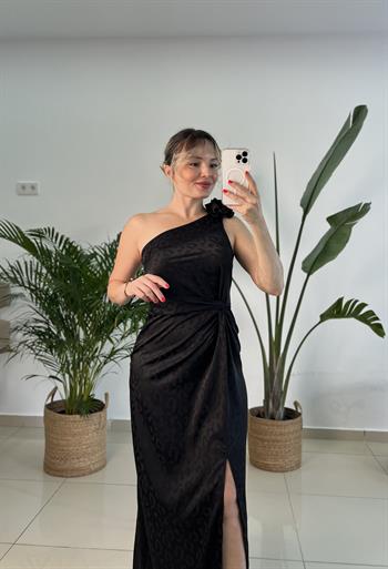  Tek Omuz Gül Broşlu Siyah Saten Elbise