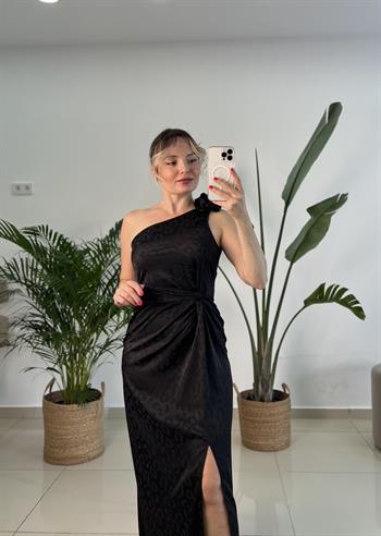  Tek Omuz Gül Broşlu Siyah Saten Elbise