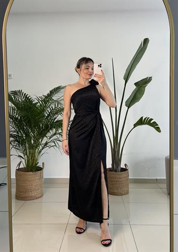 Tek Omuz Gül Broşlu Siyah Saten Elbise