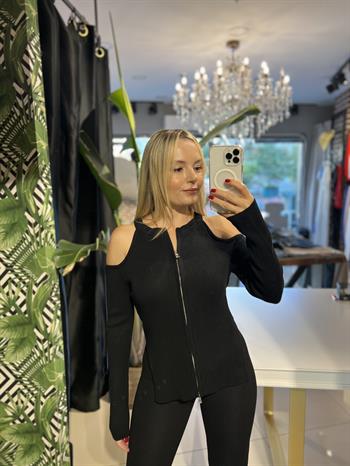 Açık Omuz Detaylı Siyah Triko Hırka