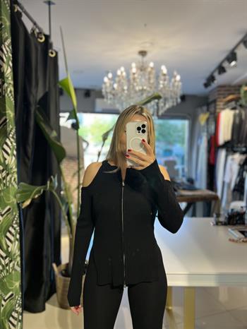 Açık Omuz Detaylı Siyah Triko Hırka