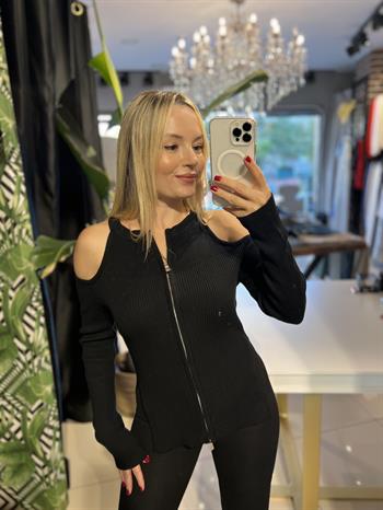 Açık Omuz Detaylı Siyah Triko Hırka