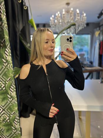 Açık Omuz Detaylı Siyah Triko Hırka