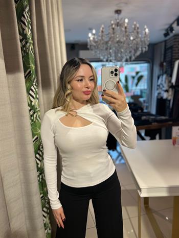 Aksesuar Detaylı Ekru Bluz