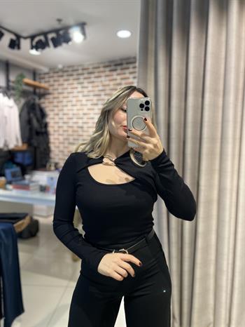 Aksesuar Detaylı Siyah Bluz