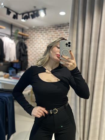 Aksesuar Detaylı Siyah Bluz