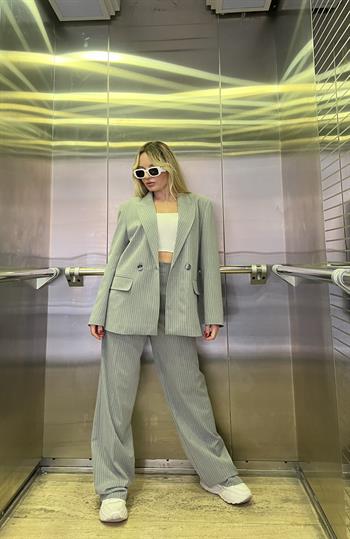 Çizgili Gri Takım Elbise 