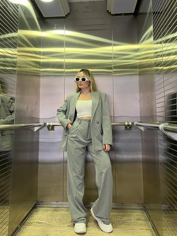 Çizgili Gri Takım Elbise 