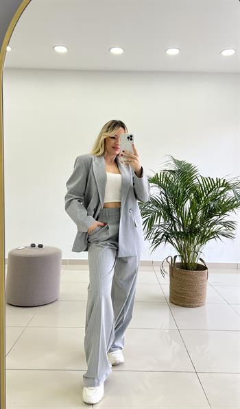 Çizgili Gri Takım Elbise 