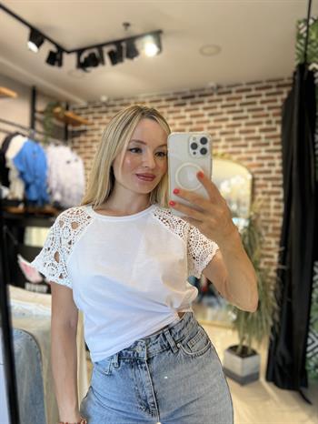 Dantel Detaylı Beyaz Tişört 