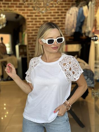 Dantel Detaylı Beyaz Tişört 