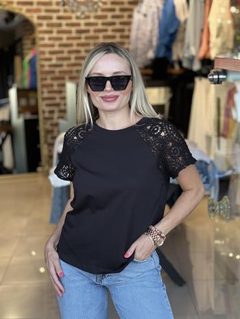 Dantel Detaylı Siyah Tişört 
