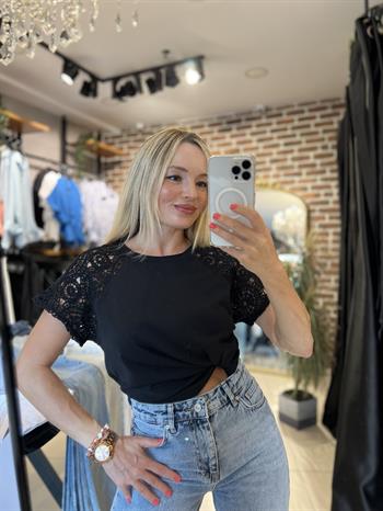 Dantel Detaylı Siyah Tişört 