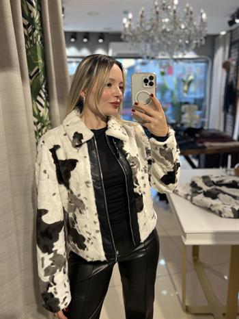 Desenli İnce Dokulu Kürk