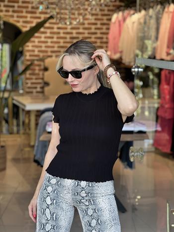 Dik Yaka Fitilli Siyah Triko Bluz