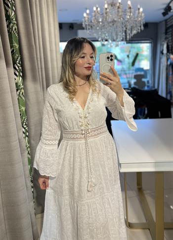 Ekru Dantel Detaylı V Yaka Brodeli Elbise