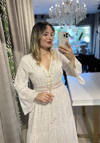 Ekru Dantel Detaylı V Yaka Brodeli Elbise