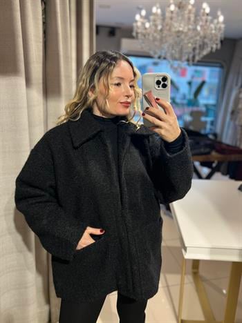 Fermuar Detaylı Buklet Siyah Kısa Kaban