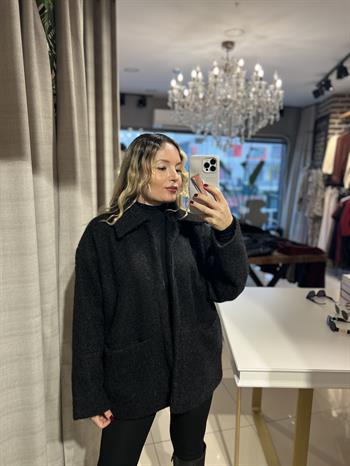 Fermuar Detaylı Buklet Siyah Kısa Kaban