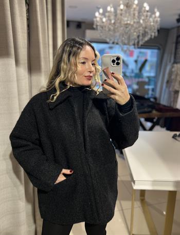 Fermuar Detaylı Buklet Siyah Kısa Kaban