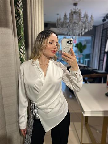 Fular Bağlamalı Beyaz Bluz