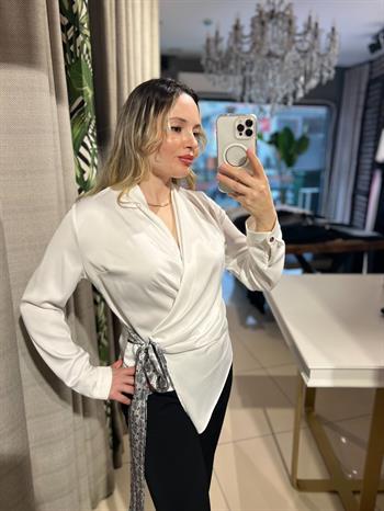 Fular Bağlamalı Beyaz Bluz