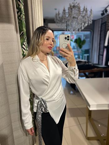 Fular Bağlamalı Beyaz Bluz