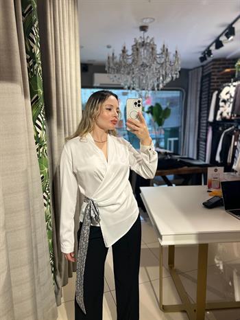 Fular Bağlamalı Beyaz Bluz