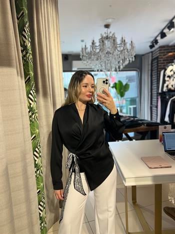 Fular Bağlamalı Siyah Bluz