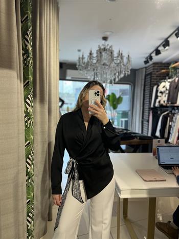 Fular Bağlamalı Siyah Bluz
