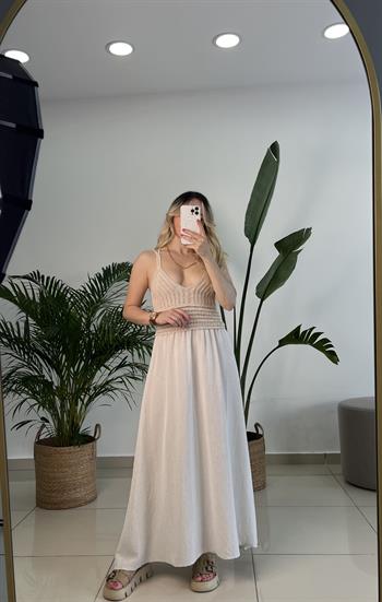 Göğüs Kısmı Örme Detaylı Askılı Midi Elbise