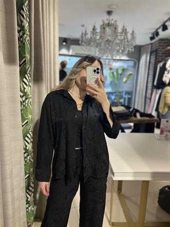Kendinden Desenli Siyah Keten Takım