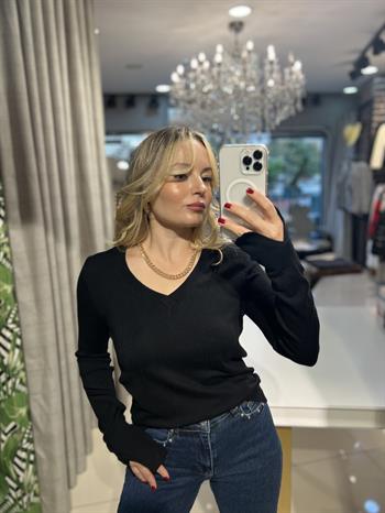 Kolu Yırtmaç Detaylı Siyah Kazak