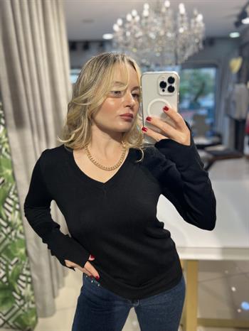 Kolu Yırtmaç Detaylı Siyah Kazak