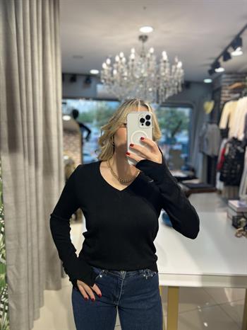 Kolu Yırtmaç Detaylı Siyah Kazak