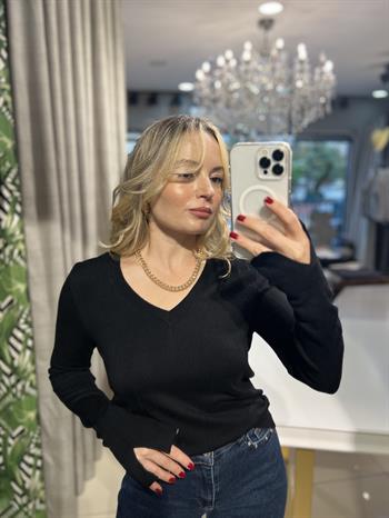 Kolu Yırtmaç Detaylı Siyah Kazak