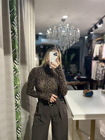 Leopar Desenli Balıkçı Yaka Top
