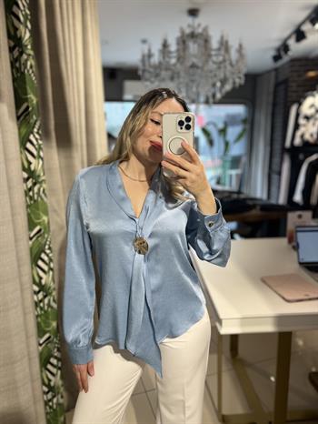 Mavi Bağlama Tokalı Bluz