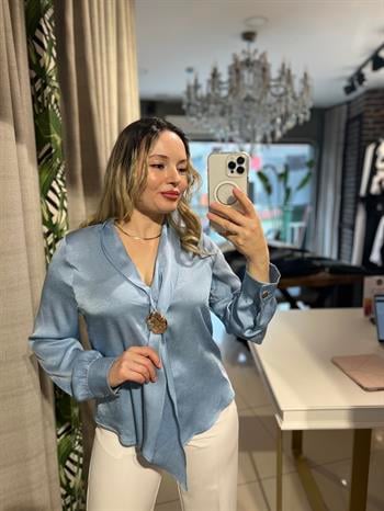 Mavi Bağlama Tokalı Bluz