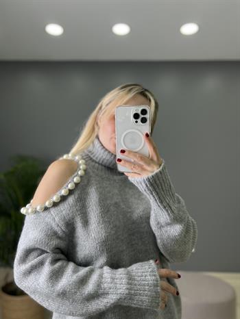 Omuz Dekolteli İnci Detaylı Salaş Triko Kazak 