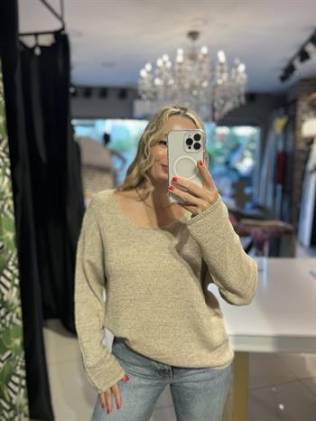 Oval Yaka Yumuşak Dokulu Bej Triko Kazak