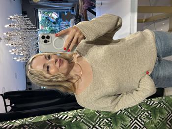 Oval Yaka Yumuşak Dokulu Bej Triko Kazak