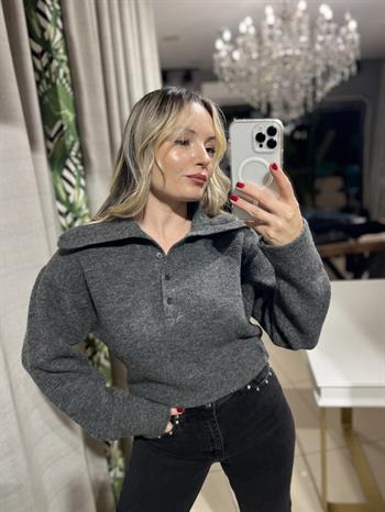 Polo Yaka Düğmeli Füme Triko Kazak