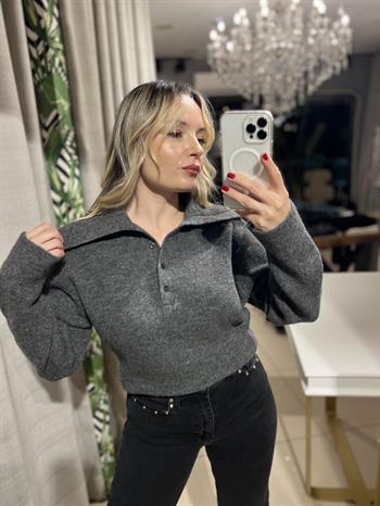 Polo Yaka Düğmeli Füme Triko Kazak