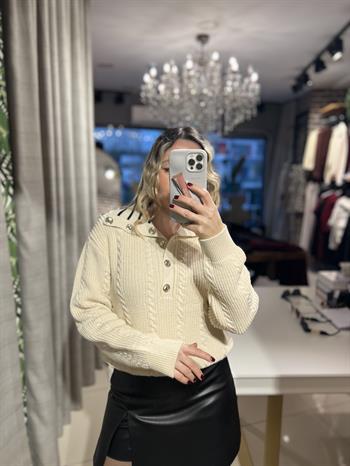 Saç Örgülü Düğmeli Ekru Triko Kazak