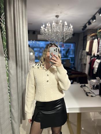 Saç Örgülü Düğmeli Ekru Triko Kazak