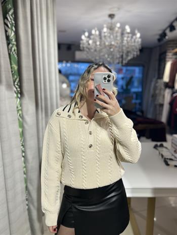 Saç Örgülü Düğmeli Ekru Triko Kazak