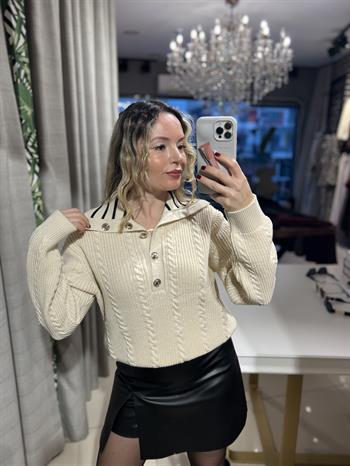 Saç Örgülü Düğmeli Ekru Triko Kazak