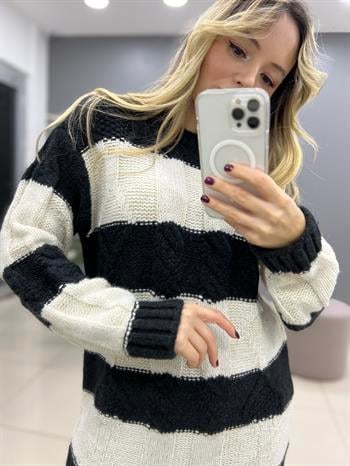 Sim Detaylı Siyah Triko Kazak